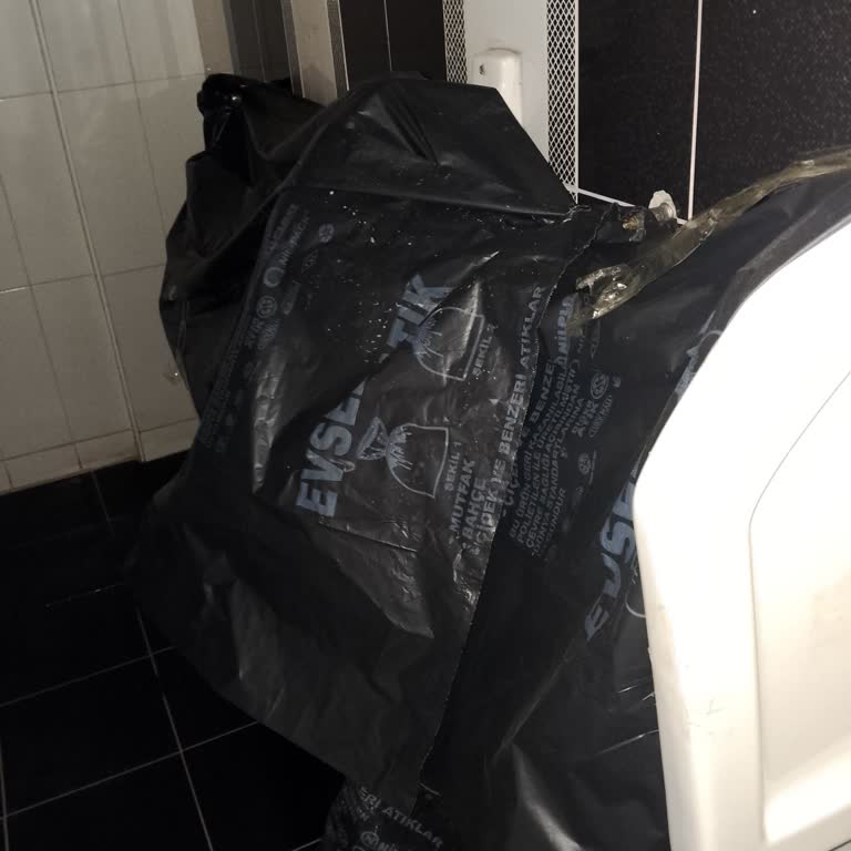 K Blok Tuvalet Kapılarının Sürekli Arızası Hastane Hijyenini Tehdit Ediyor