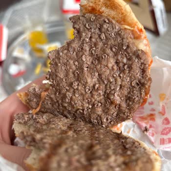 Hijyen Ve Güven Sorunu: Köftenin Üzerindeki Şüpheli Nesneler