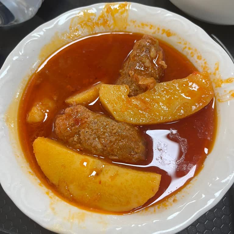 Bucak KYK Kız Yurdu’nda Aşırı Yağlı Yemekler Sağlık Endişesi Yaratıyor