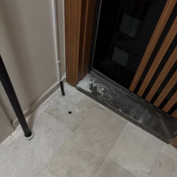 Türk Telekom Kablolama İşçiliği Kapı Yanını Kirletti Ve Temizlenmedi