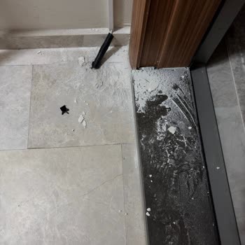 Türk Telekom Kablolama İşçiliği Kapı Yanını Kirletti Ve Temizlenmedi