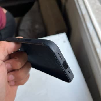 Hoparlör Yırtılan İphone 16 Silikon Kılıf Değişim Talebi