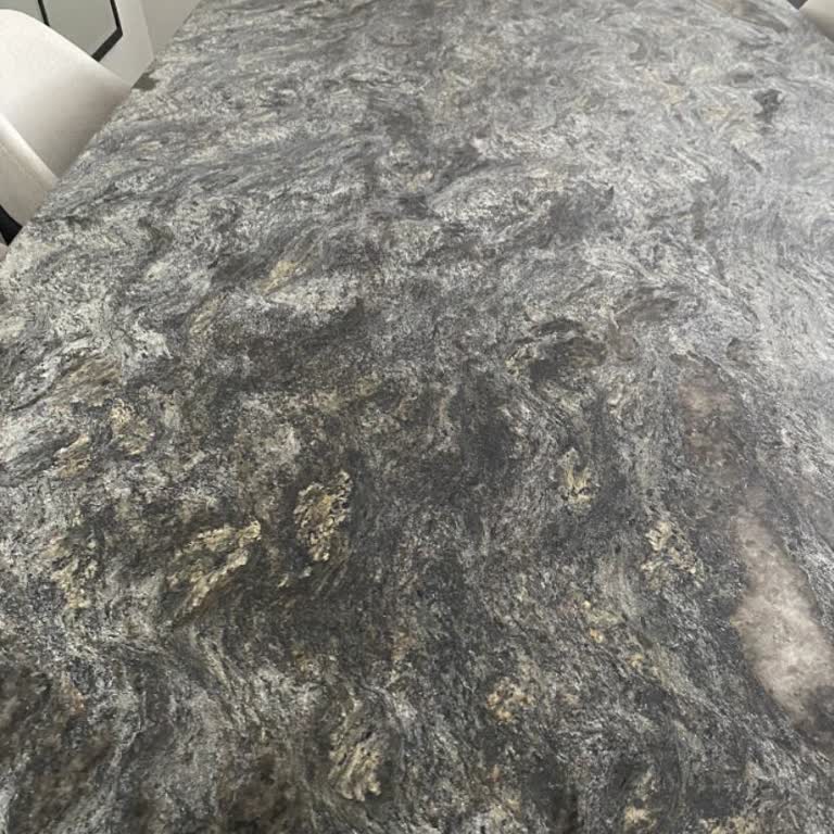 Gösterilen Ve Teslim Edilen Yosun Masasının Mermer Deseni Uyumsuz