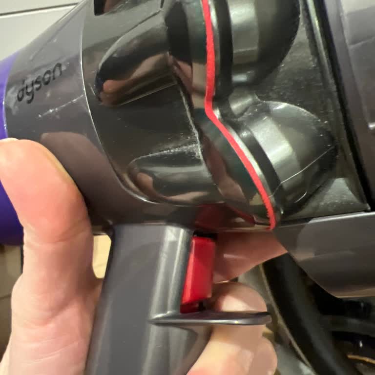 Dyson V10 Tetik Kırığı Tamir İsteğim Kullanıcı Bilgileri Güncellenmediği İçin Engellendi