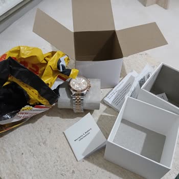 Özensiz Paketleme Ve Eksik Garanti Belgeleriyle Lüks Saat Gönderimi