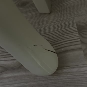 Az Kullanılan Masanın Ayağının Kırılması Ve Yüzeyindeki Lekeler İçin Değişim Talebi