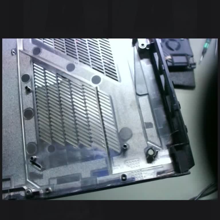 Servis Hatası Nedeniyle Kırılan Menteşe Ve Yanlış Termal Macun