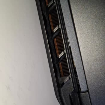 Servis Hatası Nedeniyle Kırılan Menteşe Ve Yanlış Termal Macun