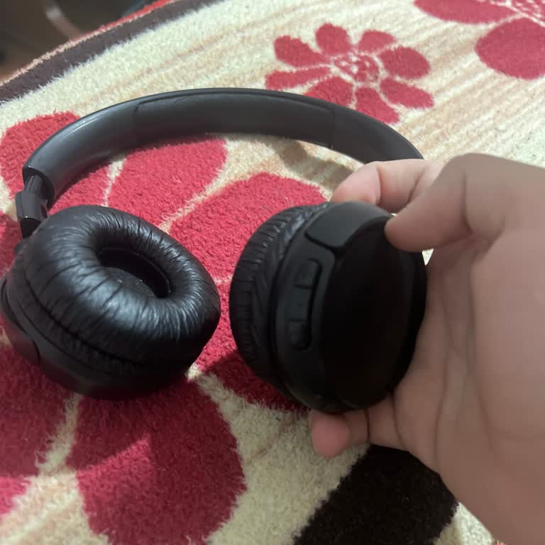 JBL 570t Kulaklıkta Kırmızı Işık Yanıp Sönüyor Ve Cihaz Açılmıyor, Garanti Kapsamında Tamir Talebi