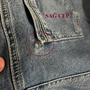 Mavi Pantolonun Arka Cebinde Hızlı Yırtılma