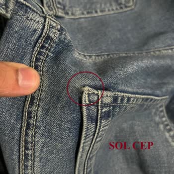 Mavi Pantolonun Arka Cebinde Hızlı Yırtılma