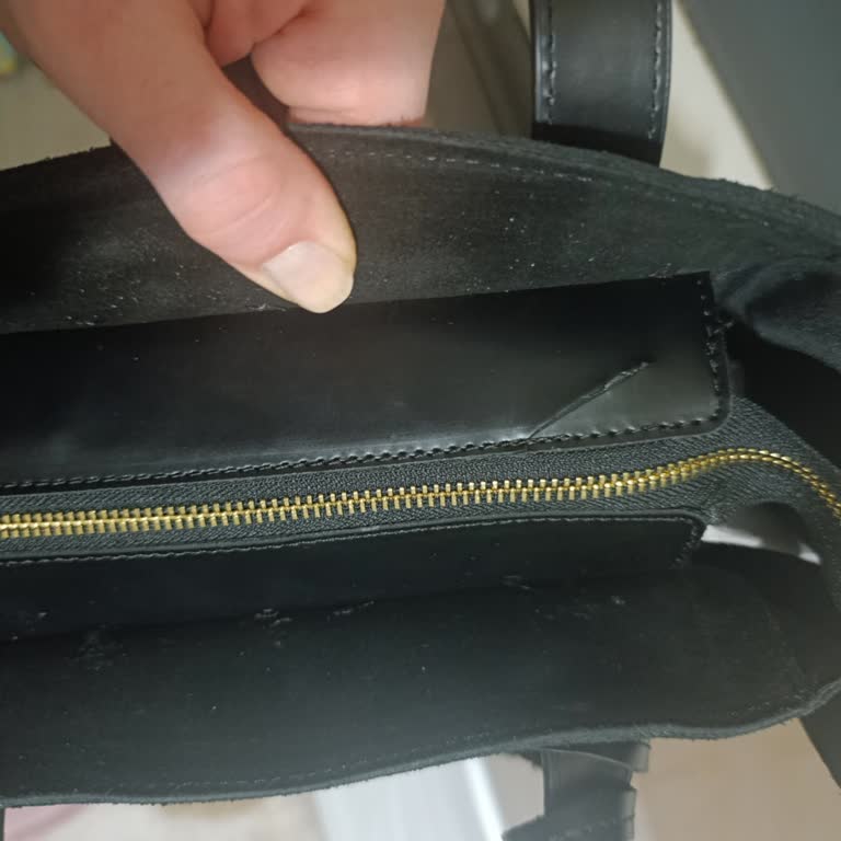 Boyner Mağazasında Çanta Tamirinde Görünür Kesik