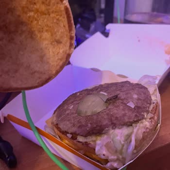 Hamburgerde Yürüyen Böcek Ve Eksik Ürünler