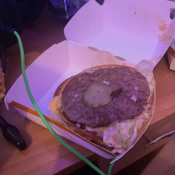 Hamburgerde Yürüyen Böcek Ve Eksik Ürünler