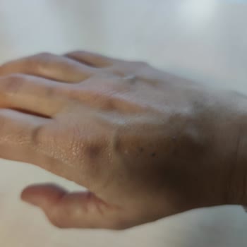 Neutrogena El Kremi Kullanırken Siyahlaşma Ve Yapışkan Tabaka Sorunu