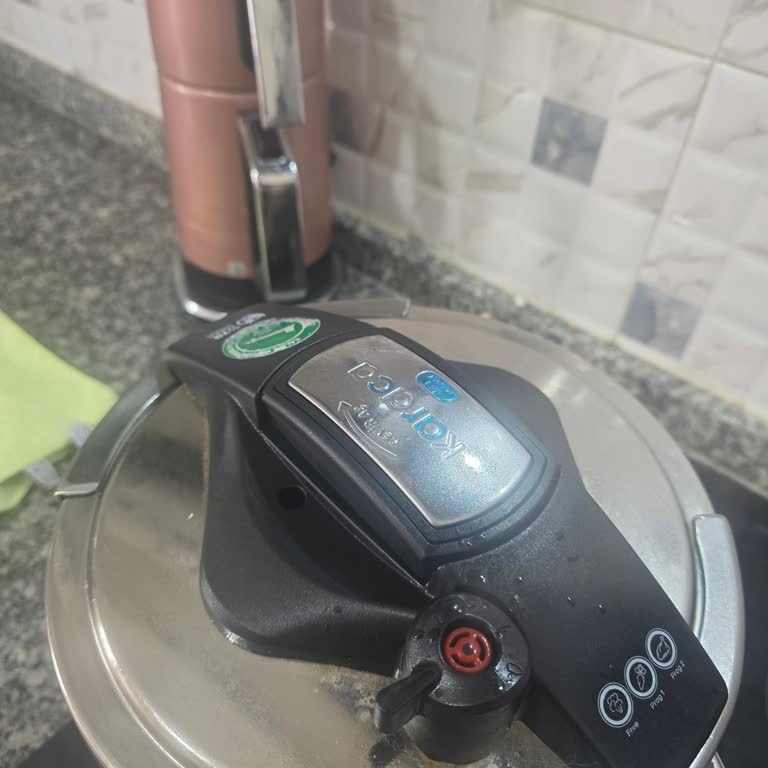 Kronik Su Kaçırmasıyla Mutfak Zararına Yol Açan Düdüklü Tencere