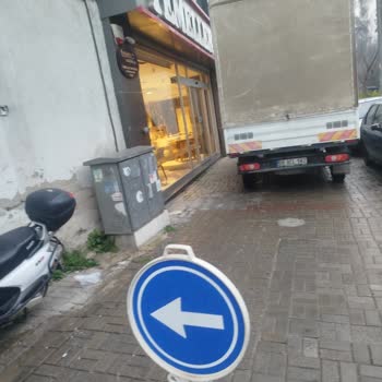 Temeller Mobilya Şubesinin Önünde Sürekli Yol Kapatma