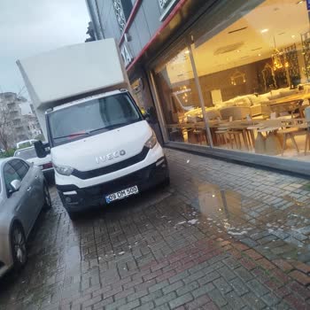 Temeller Mobilya Şubesinin Önünde Sürekli Yol Kapatma