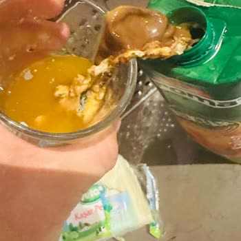 Son Kullanma Tarihi Geçmemiş Meyve Suyunda Yoğun Küf Kokusu Ve Küf Parçacıkları