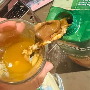 Son Kullanma Tarihi Geçmemiş Meyve Suyunda Yoğun Küf Kokusu Ve Küf Parçacıkları