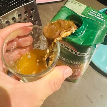 Son Kullanma Tarihi Geçmemiş Meyve Suyunda Yoğun Küf Kokusu Ve Küf Parçacıkları