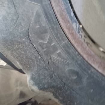 Özka Lastik İki Lastikte Birden Yarılma Meydana Geldi