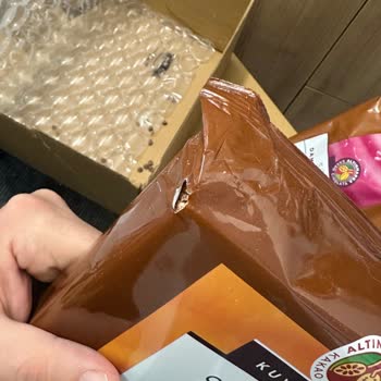 Açık Paketli Çikolata Ve Cevapsız Şikayet