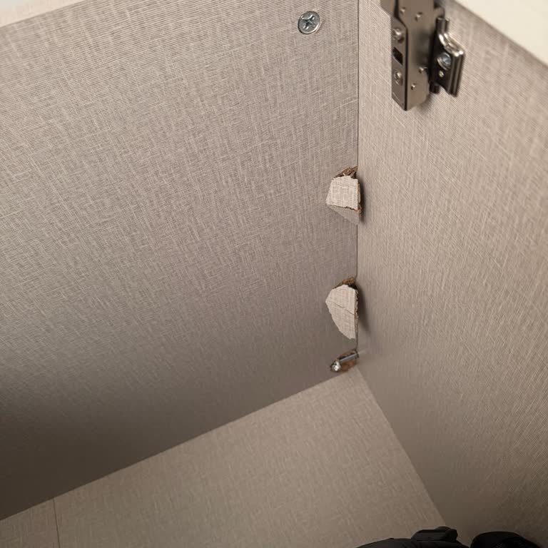 Eksik Kapağı Ve Çatlayan Dolap Şikayeti