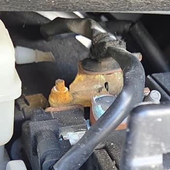 Yeni Opel Grandland’da Akü Oksitlenmesi Ve Kaput Boya Ateşi Garanti Talebi