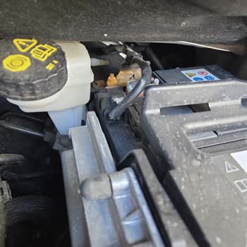 Yeni Opel Grandland’da Akü Oksitlenmesi Ve Kaput Boya Ateşi Garanti Talebi