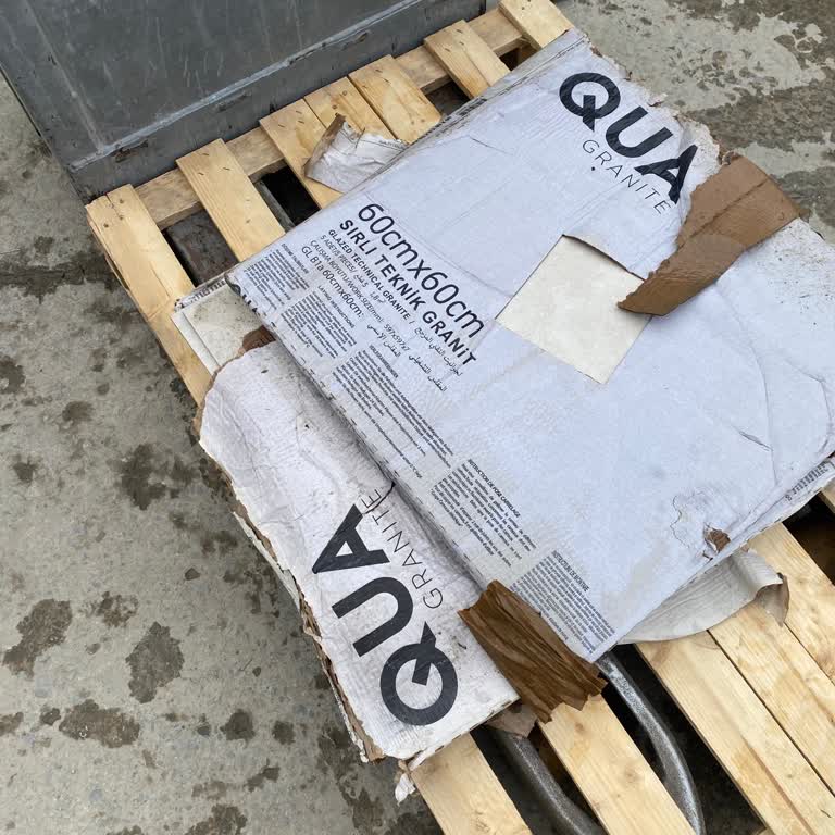 Seramik Kutularının Ambalajı Açık Alanda Islanıp Parçalandı