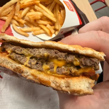 Burger King Şubesinde Kalitesiz Çift Peynirli Hamburger Ve İlgisiz Personel