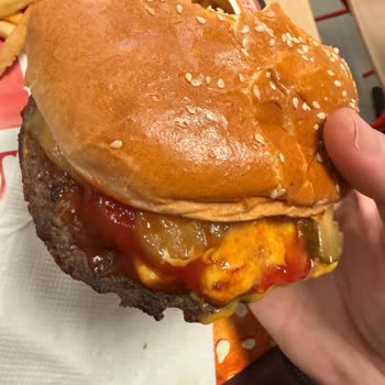 Burger King Şubesinde Kalitesiz Çift Peynirli Hamburger Ve İlgisiz Personel