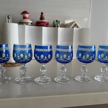 Margerie Crystal Bardaklarında Renk Eşitsizliği Ve Uzun Değişim Süreci