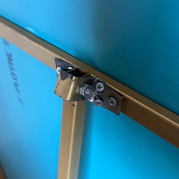 Büyük Boy Ayna Destek Ayağı Ve Menteşesi Kırıldı, Kullanılamaz