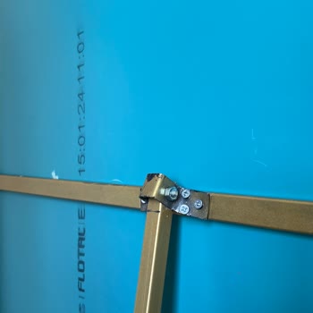 Büyük Boy Ayna Destek Ayağı Ve Menteşesi Kırıldı, Kullanılamaz