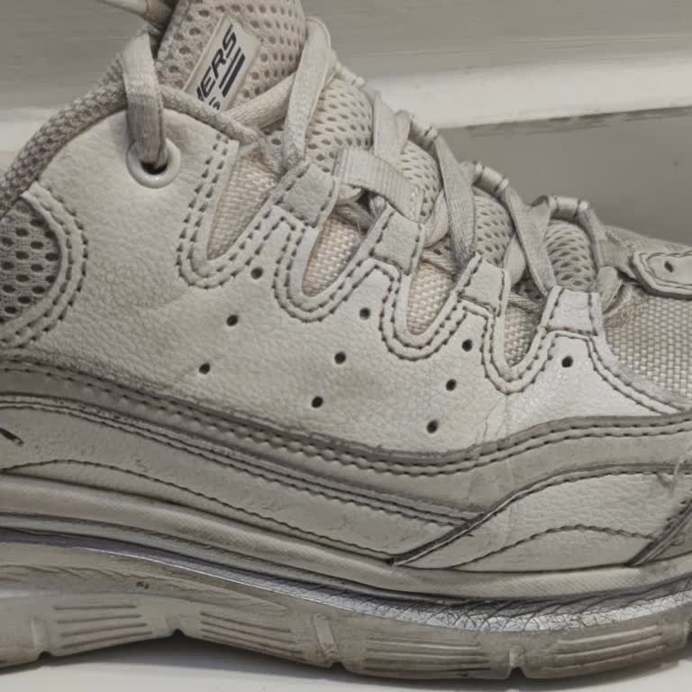 Altı Ayda Açılan Dikişler Nedeniyle Skechers Ayakkabı İçin Garanti Ve Değişim Talebi