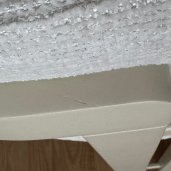 Teslimatta Gecikme Ve Sandalyelerde Defolu Ürün Şikayeti