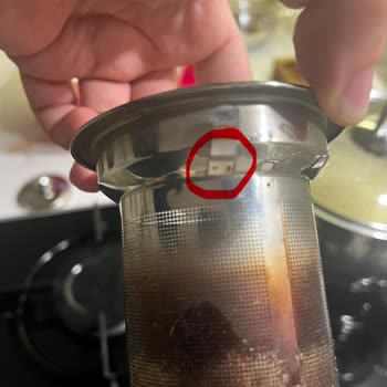 Paslanmış Çaydanlık İçin Sağlık Endişesi Ve Değişim Talebi