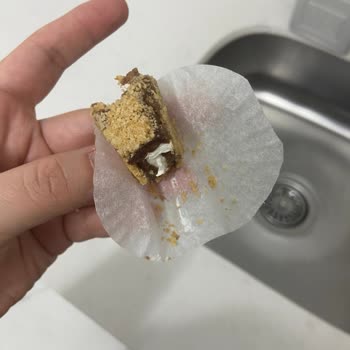 Taze Olmayan Tatlı Ve İçinde Kıl Bulunması Nedeniyle Tam İade Talebi