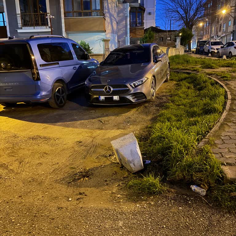 Kırık Kaldırım Mantarı Araç Ve Yayalar İçin Tehlike