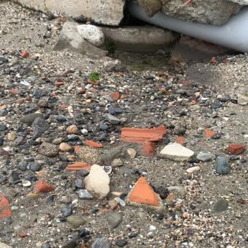 Kanalizasyondaki Büyük Çatlak Ve Su Kaçağı İçin Acil Onarım Talebi