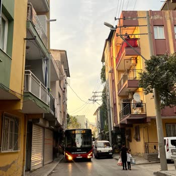 Dar Sokaklarda Tek Yön Otobüs Güzergahı Sebebiyle Trafik Ve Gürültü Sorunu