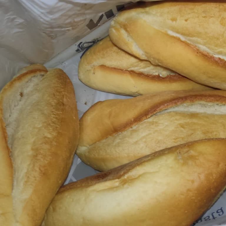 Gültekin Unlu Mamülleri Ekmek Arası Ucuz Peynirli Domates Sandviç