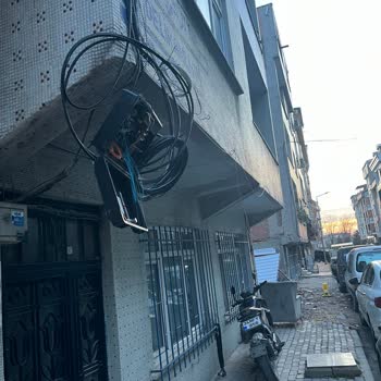 Bayrampaşa’da Açık Kablo Kutusu Yangın Ve Kısa Devre Tehlikesi