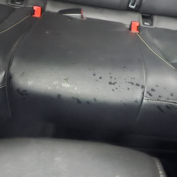 Stop Lambası Onarılmadı Ve Koltuklarda Yağlı Sıvı Lekesi Bırakıldı