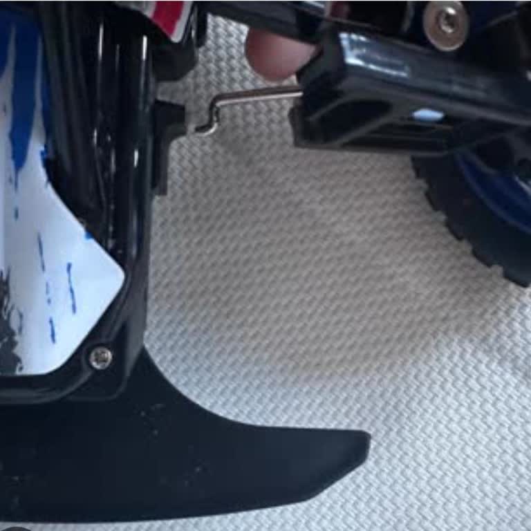 Kırılan Uzaktan Kumandalı Araba Ve Mağazanın İlgisiz Tutumu