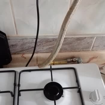 Ciddi Montaj Hatası: Doğalgaz Borusu Ocağın Arka Gözüne Çok Yakın