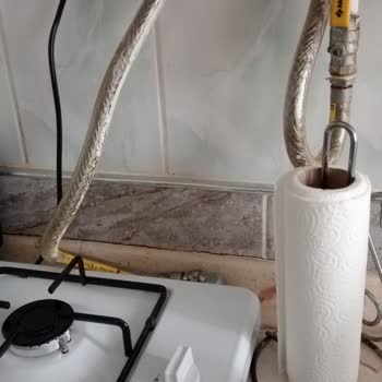 Ciddi Montaj Hatası: Doğalgaz Borusu Ocağın Arka Gözüne Çok Yakın