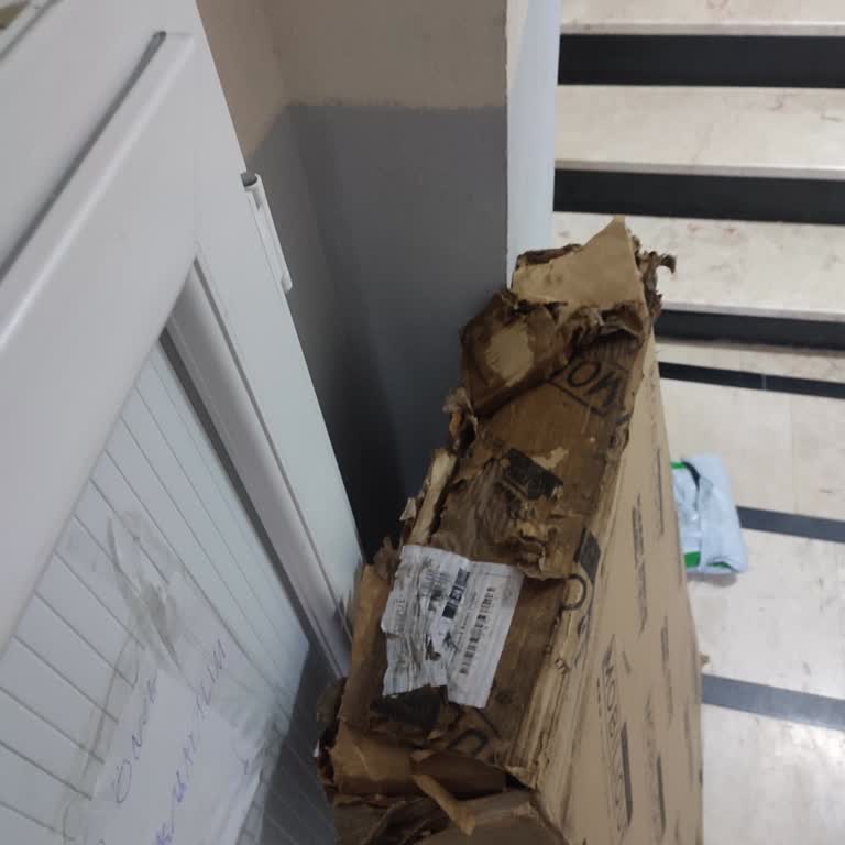 Sürat Kargo Ağır Paketi Kapıya Getirmeyi Reddetti, Koli Yağmurda Islak Ve Parçalı